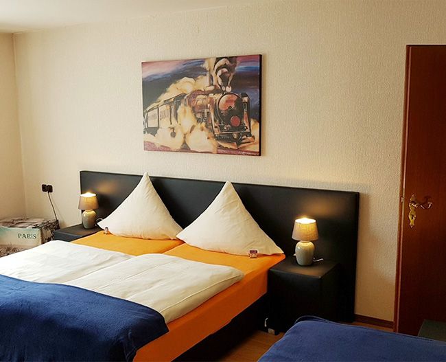 Zimmer mit einem Gemälde und einem Doppelbett