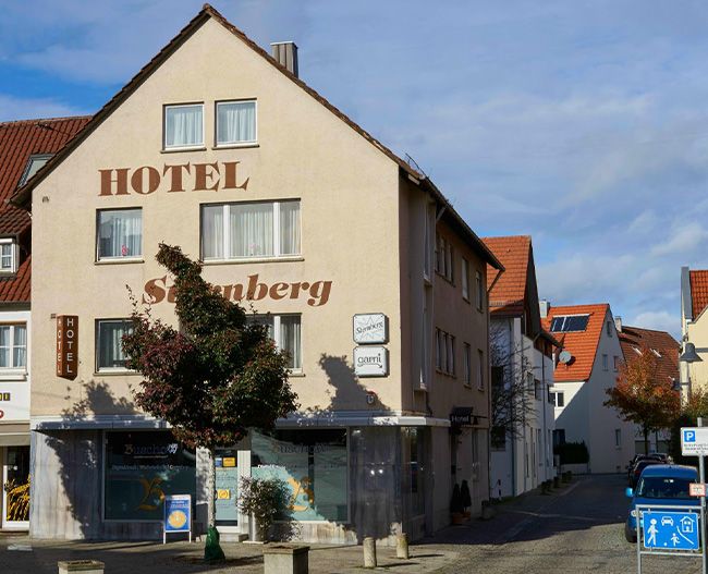 Blick auf das Hotel Sternberg in einer Spielstraße